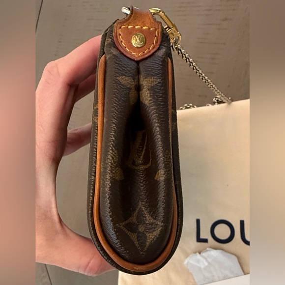 Louis Vuitton Eva in Classic Monogram - Picture 4 of 15